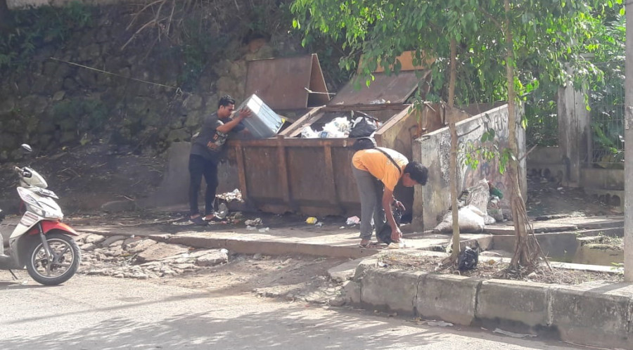 Masyarakat Samarinda Buang Sampah Tidak Pada Waktu Yang Ditetapkan Beberapa Waktu Lalu (Foto: Permata/korankaltim.com)