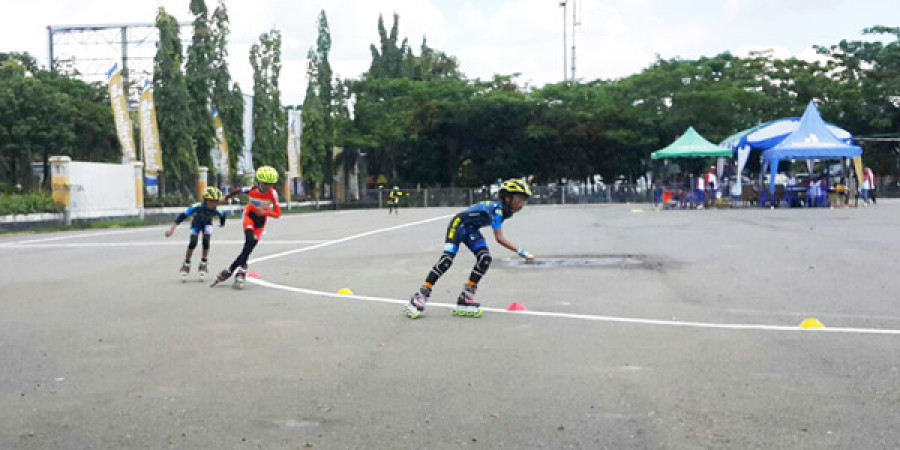 Atlet junior sepatu roda saat bertanding di Lapangan Parkir GOR Segiri Samarinda, Jumat (27/4) tadi. (RGN/KORANKALTIM.COM)