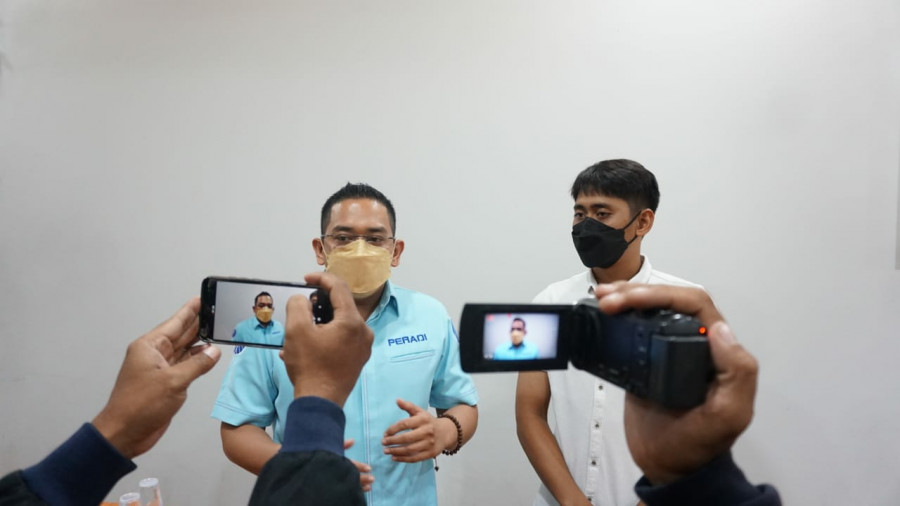 Kuasa Hukum Abdul Muhammad Rachim, Robert Wilson Berlyando (kiri) bersama Kanit Eksus Polresta Samarinda Iptu Reno Chandra Wibowo (kanan), saat press rilis bersama awak media Jumat (12/11/2021) hari ini di Mako Polresta Samarinda. (Foto:Nancy/korankaltim.