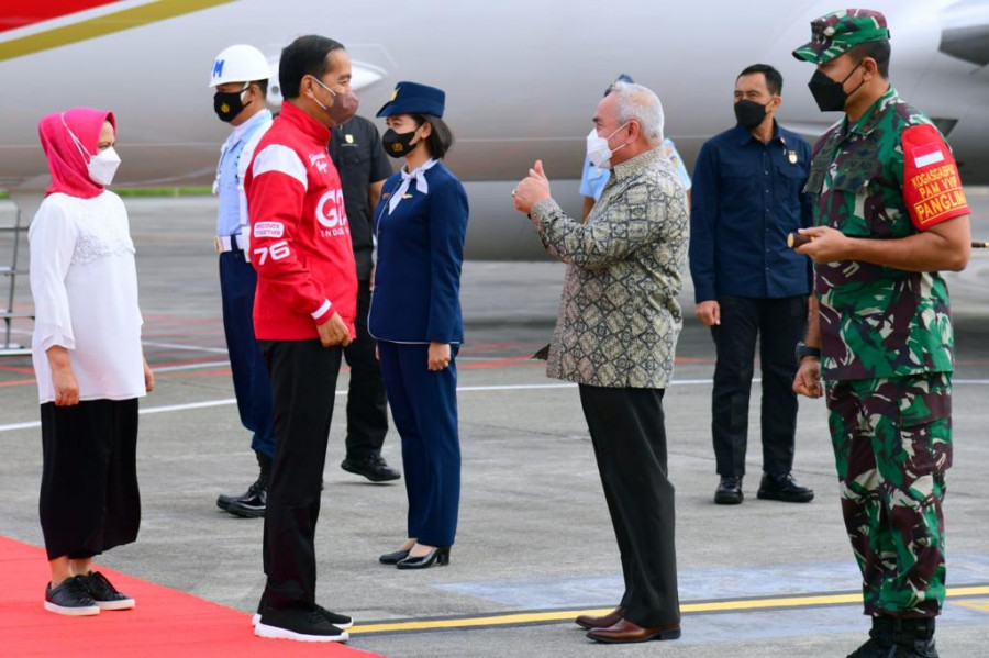 Presiden Joko Widodo dan ibu negara Iriana Joko Widodo tiba di Bandara SAMSS Balikpapan. (Foto: Biro Pers Sekretariat Presiden)