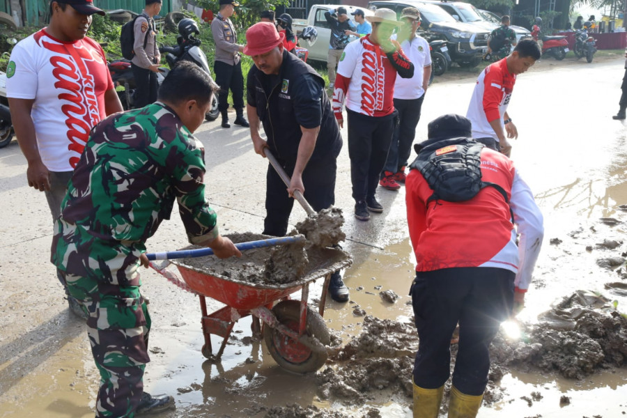 Bupati Edi Damasnyah bersaama Forkopimda gotong royong bersihkan jalan. (Foto: Prokom)