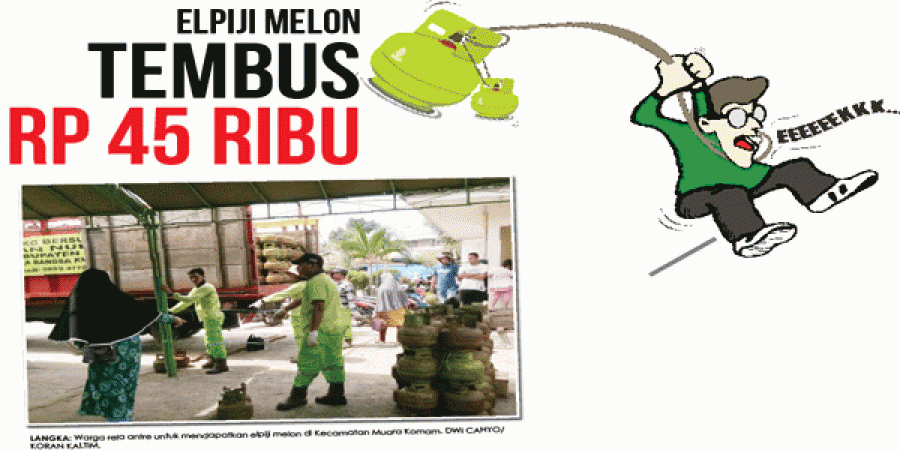 LANGKA: Warga rela antre untuk mendapatkan elpiji melon di Kecamatan Muara Komam. (Foto: DWI CAHYO/KORAN KALTIM. )