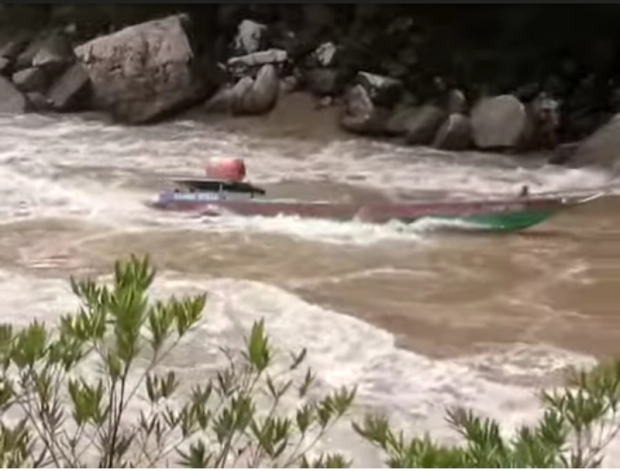 Long boat alias perahu panjang yang biasa digunakan sebagai transportasi sungai untuk mengangkut penumpang mencoba melawan derasnya arus riam Udang. (foto: youtube)
