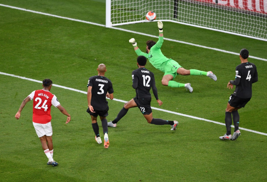 Gol dari Reiss Nelson (kiri) ke gawang Liverpool memastikan Arsenal memetik tiga angka di kandang sendiri (twitter @stuartphoto)