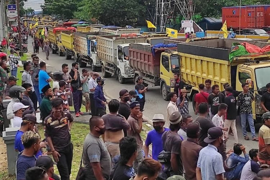 Ratusan sopir truk menggelar aksi di gerbang masuk Pertamina menyoal kelangkaan solar. (Foto: Kompas)