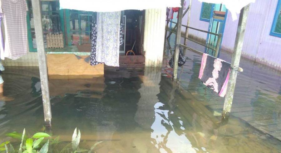 Rumah tergenang air di Jalan Padat Karya, Gang Karya, Kecamatan Samarinda Utara ( Foto: Faishal / korankaltimcom)