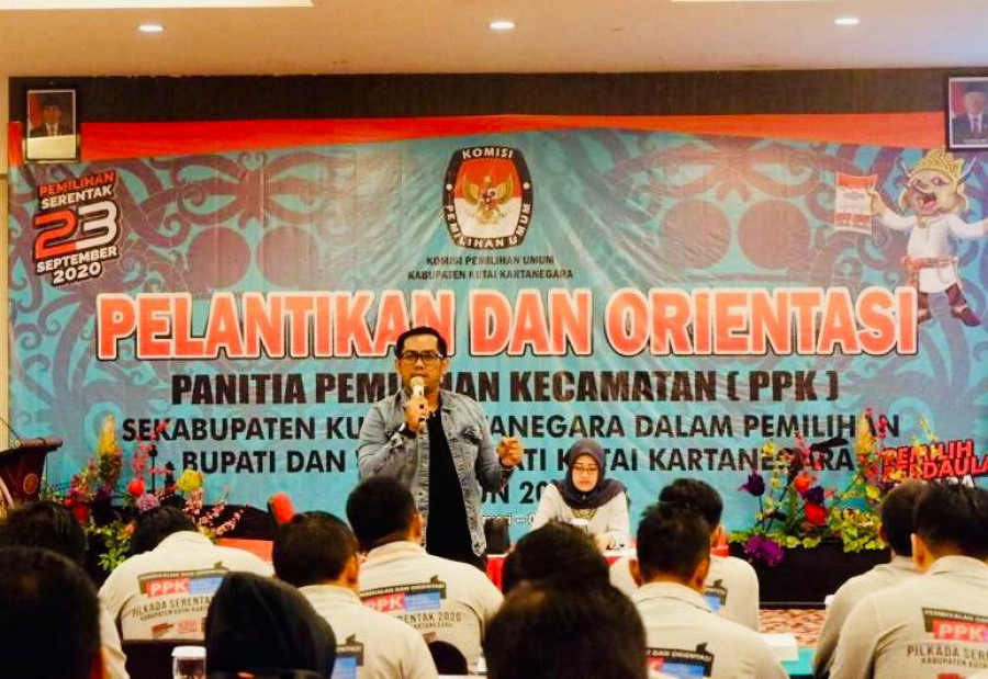 Nofand Surya Gafilah memberikan pemaparan saat bimtek Divisi Teknis terkait calon perseorangan yang akan melibatkan PPS dan PPK. ( Foto: Ist)