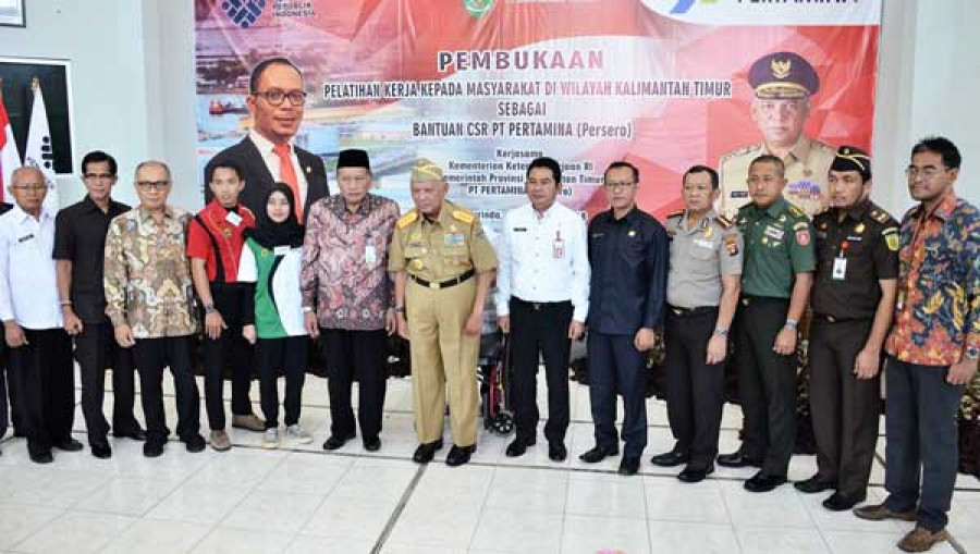 PEMBUKAAN PELATIHAN: Wakil Ketua DPRD Kaltim, Muhammad Samsun (kelima dari kanan) saat menghadiri pembukaan pelatihan kerja kepada masyarakat sebagai bentuk Corporate Social Responsibility (CSR) PT Pertamina (persero), di Gedung Balai Latihan Kerja (BLK)