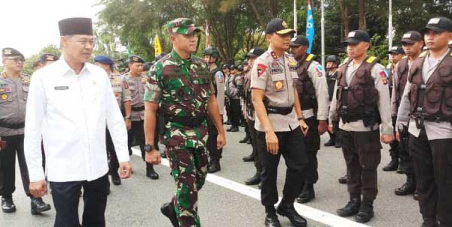 BERSAMA : Ketua DPRD Kaltim, HM Syahrun (baju putih) bersama Kapolda Kaltim Irjen Pol Drs. Priyo Widyanto, dan Kasdam VI Mulawarman Brigjen TNI Teguh Pudjo Rumekso saat melakukan pemeriksaan kesiapan 5.912 personil yang akan diturunkan dalam Operasi Ketup