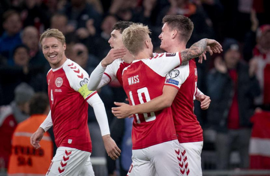 Pemain Denmark Joakim Maehle (kanan) merayakan golnya ke gawang Austria. Denmark mengalahkan Austria 1-0 dan memastikan lolos ke putaran final Piala Dunia 2022. (Foto: EPA-EFE/Liselotte Sabroe: