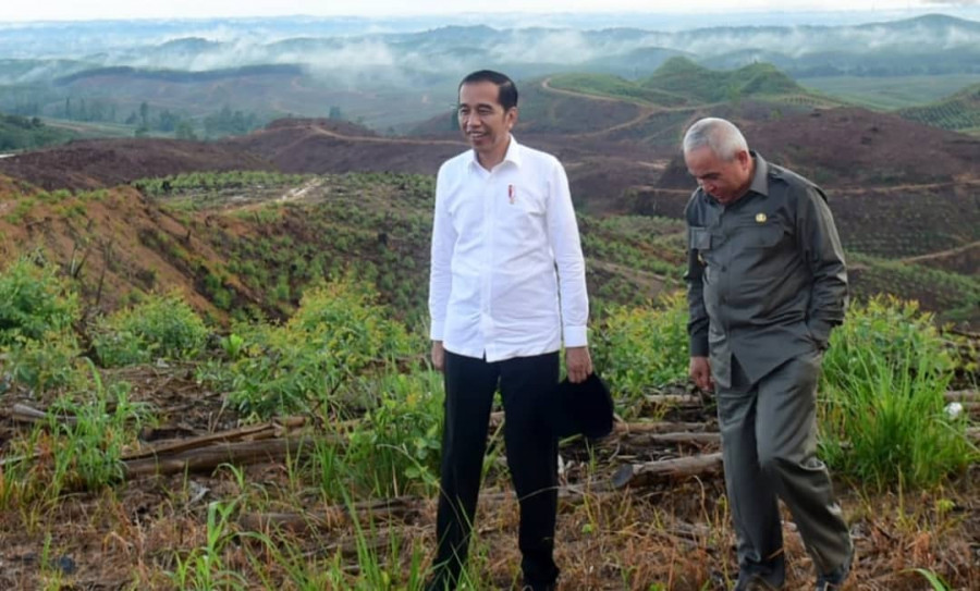Presiden Joko Widodo (kiri) bersama Gubernur Kaltim, Isran Noor saat meninjau lokasi IKN Baru (Biro Pers Istana Kepresidenan/Istimewa)