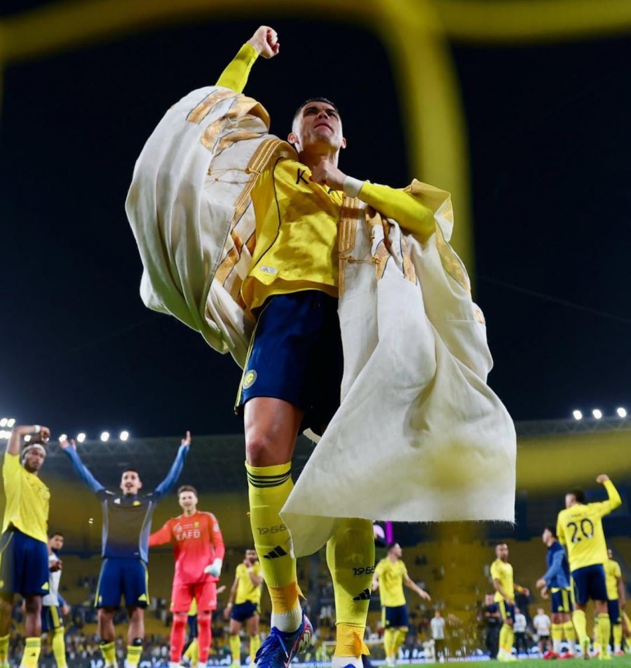Cristiano Ronaldo merayakan kemenangan Al Nassr usai mencetak dua gol ke gawang Al Hazem, Minggu (22/2/2026). (Instagram@cristiano)