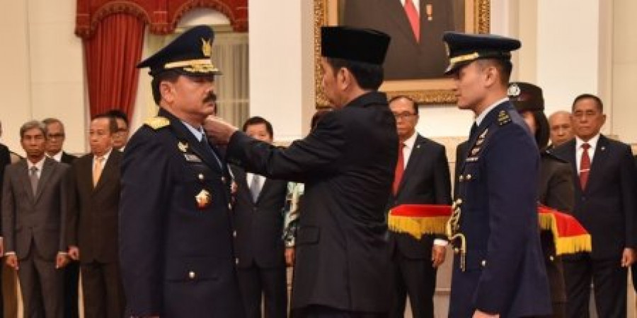 DILANTIK: Presiden Jokowi melantik marsekal Hadi Tjahjanto sebagai panglima TNI yang baru menggantikan Gatot Nurmantyo .