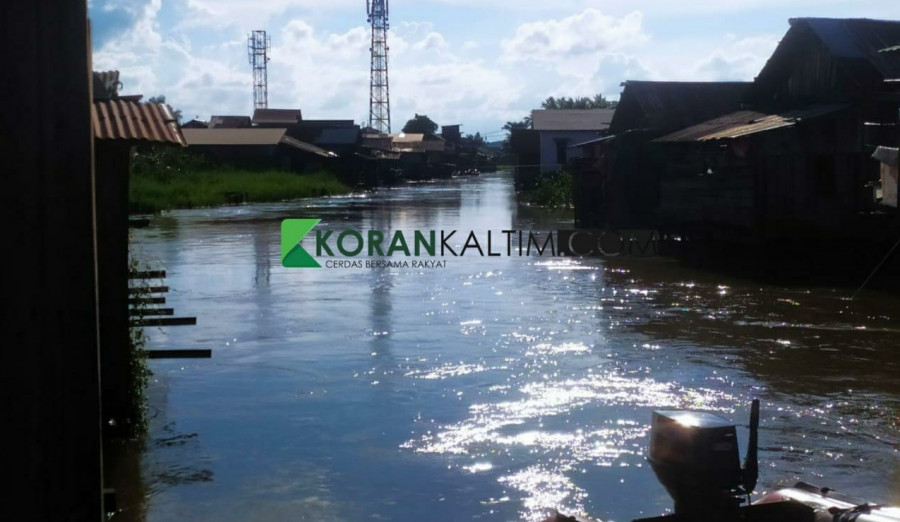 Aliran Sungai Karang Mumus yang berarus deras, dimana korban tenggelam Minggu (10/1/2021) hari ini.(Foto: Nancy/korankaltim.com)