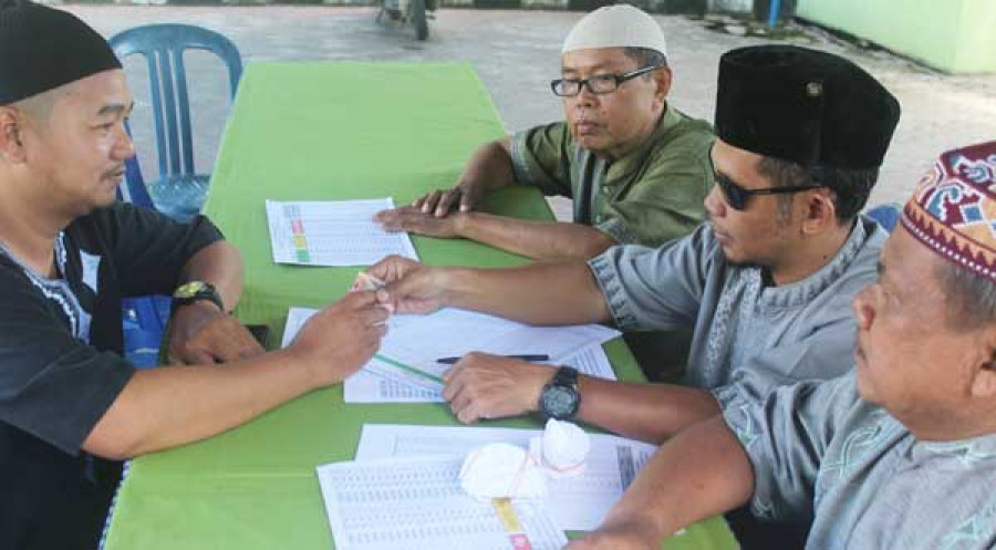 ZAKAT FITRAH: UPZ Masjid Agung Sultan Sulaiman menerimakan zakat fitrah dari masyarakat. ( reza / korankaltim)