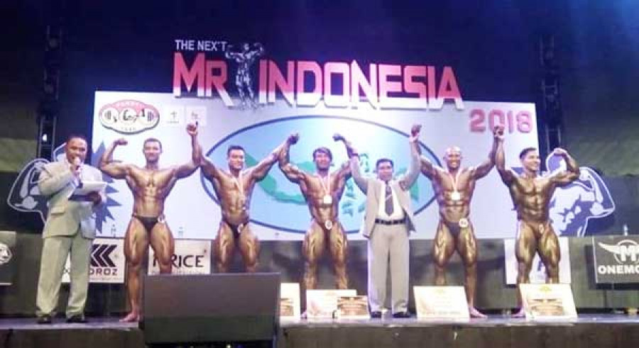 Sudjarwanto (tengah) saat naik podium karena berhasil mempersembahkan medali emas di Kejurnas di Jakarta beberapa waktu lalu. ( istimewa)