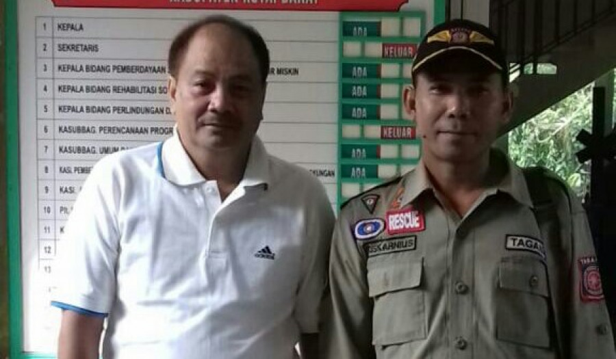 Kadinsos Kubar, Rinatang, saat akan melepas Oscarnius (Personel Tagana Kubar) dalam misi kemanusiaan ke Provinsi NTB