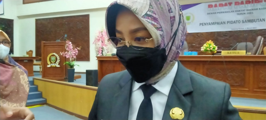 Bupati Berau Sri Juniarsih saat ditemui oleh awak media di gedung DPRD Kabupaten Berau (Foto : Rama/koran kaltim)