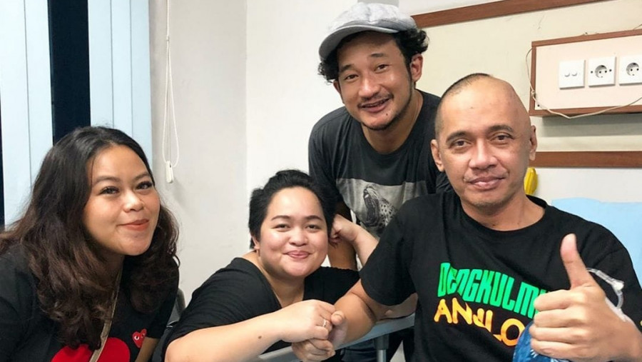 Agung Hercules (kanan), terlihat tak lagi segar karena menderita penyakit. (instagram)