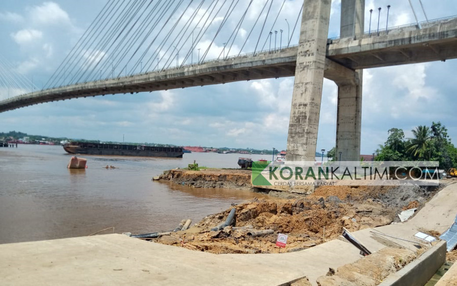 Titik abrasi pada pondasi Jembatan Mahkota II (Claudius Vico/Korankaltim.com)