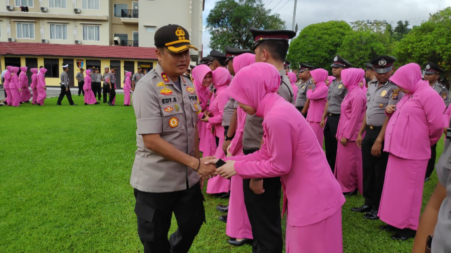 apolres berau saat memberikan ucapan selamat ke para personel naik pangkat. (Foto Indra/korankaltimcom)