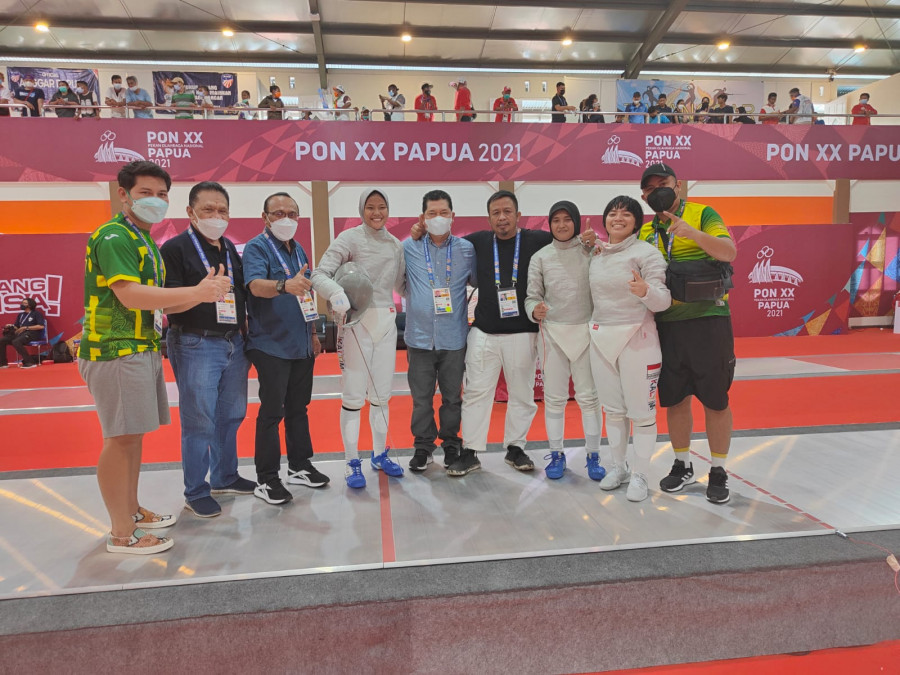 Tiga peanggar putri Kaltim yang berhasil torehkan medali emas di PON XX Papua, bersama Ketua KONI Kaltim Zuhdi Yahya. (Foto:Istimewa)