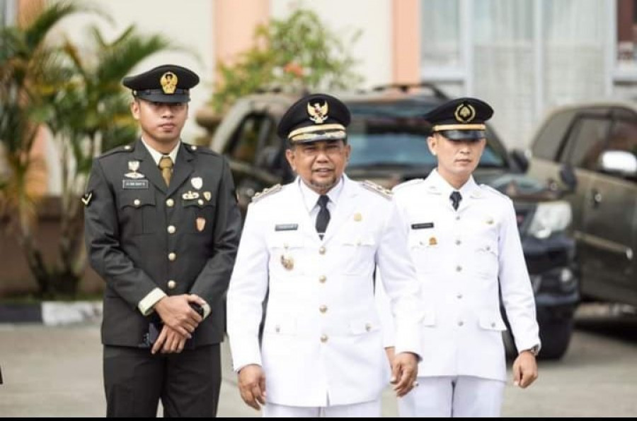 Setelah jadi pelaksana tugas, Hamdam (tengah) akhirnya resmi jadi bupati PPU definitif.(ppufacebook)
