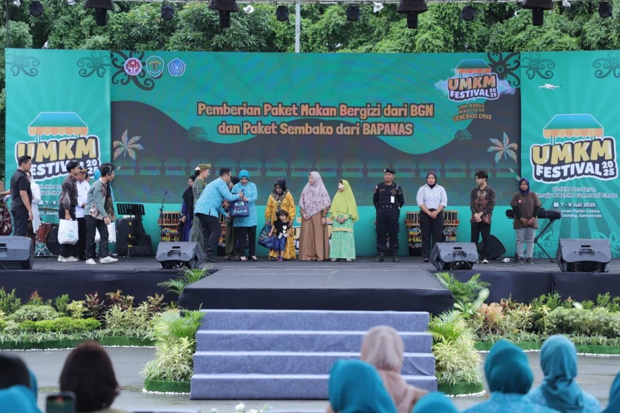 Wujudkan Kepedulian kepada Kelompok Rentan, Pemprov Kaltim Salurkan Bantuan Sosial di UMKM Festival 2025