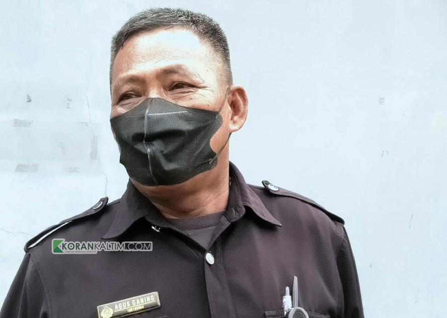 Seorang Sekuriti Gudang Pupuk AJM, Agus Ganing yang menyaksikan kejadian tersebut Jumat (18/2/2022). (Foto: Nancy/korankaltim.com)