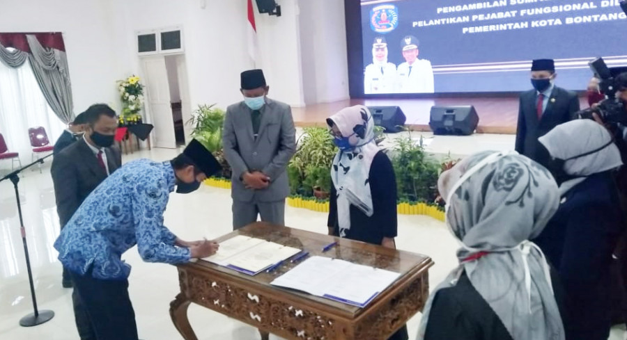 Penandatanganan Berita Acara Pelantikan 208 PNS dan Pejabat Fungsional Pemerintah Kota Bontang (Romi Ali Darmawan/korankaltim.com)