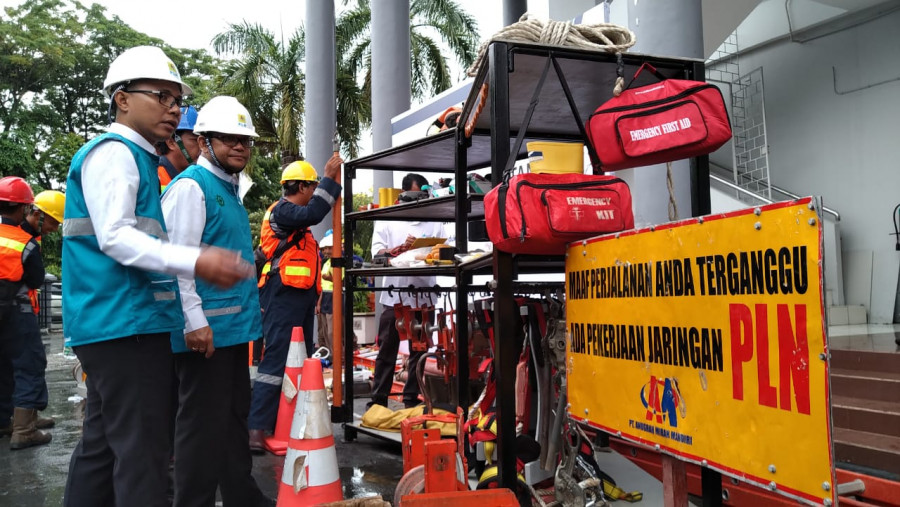Manajemen PLN UIW Kaltimra memeriksa kesiapan peralatan dalam kesiapsiagaan menghadapi UNBK dan Pemilu 2019. (Hendra/KoranKaltim.Com)
