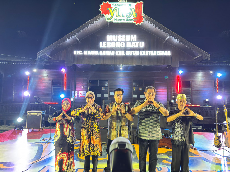 Wabup Kukar Rendi Solihin didampingi Plt Kepala Diarpus Kukar, Camat Muara Kaman, Ketua Dewan Pakar MKB dan Ketua Dewan Adat Muara Kaman Membuka Resmi Festival Memory of Yupa Muara Kaman