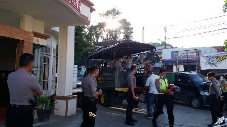 RAZIA: Kepolisian di Samarinda rutin menggelar razia dengan sasaran hotel kelas melati dan guest house. Sejumlah pasangan pun diamankan