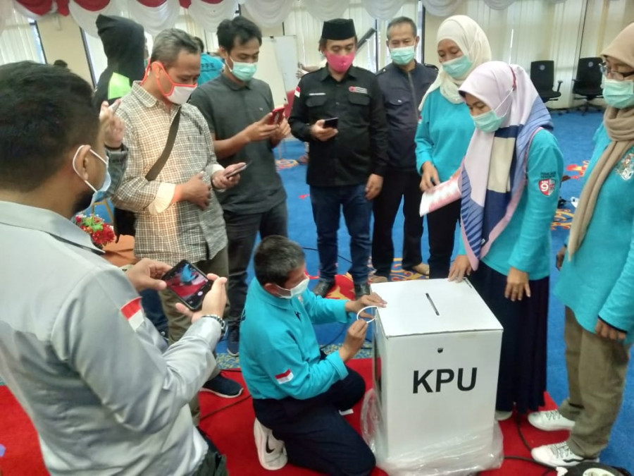 Rampung, Petugas PPK menyegel lagi kotak rekapitulasi suara, sebagai simbolis rampungnya Pleno Tingkat Kecamatan Bontang Utara (Foto: Romi/Korankaltim.com)