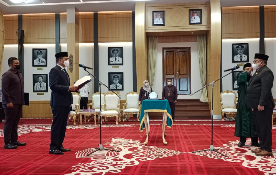 Wali Kota Samarinda, Andi Harun (kiri) saat melantik Pj Sekda Kota Samarinda, Ali Fitri Noor. (Foto: Istimewa)