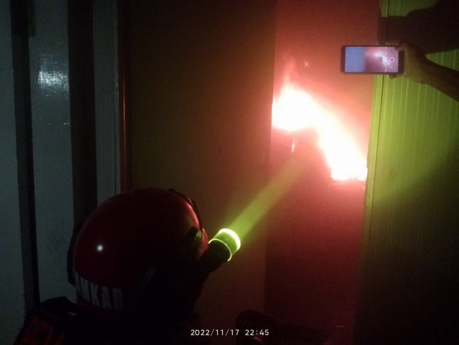 Petugas Disdamkar Samarinda bersama relawan saat melakukan upaya pemadaman Kamis (17/11/2022) hari ini. (Foto: Nancy/Korankaltim.com)