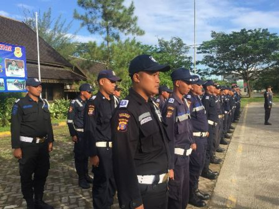 DILATIH: Puluhan satpam mengikuti latihan di mes atlet Tenggarong Seberang. (FOTO: AMIN/KK)