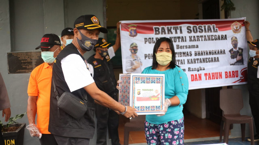 Wakil Ketua Pokdar Bhayangkara Kukar Hery Hermawan saat menyerahkan bantuan sembako bagi warga nasrani yang akan merayakan natal. (Foto:Pokdar Bhayangkara Kukar)