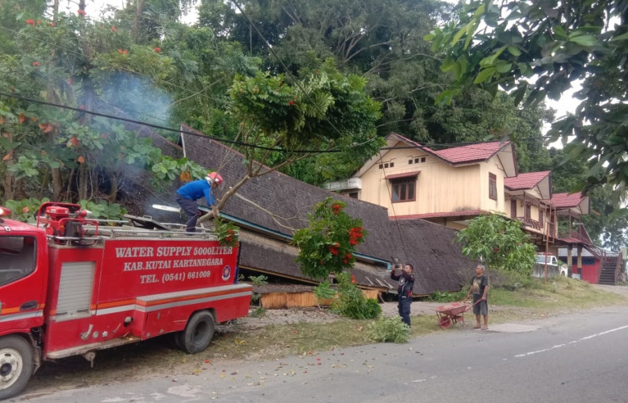 Bangunan eks TK Pembina Tenggarong yang roboh sore tadi dan sempat mengejutkan warga sekitar. (Foto: BPBD Kukar)