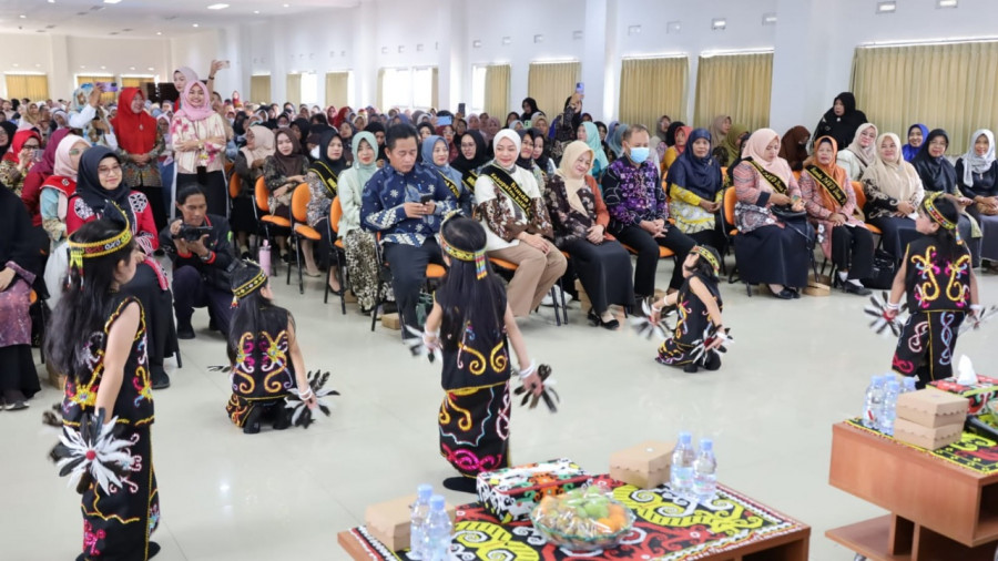 Kelas Parenting Bunda PAUD Kukar wilayah Kecamatan Tenggarong, Loa Kulu dan Tenggarong Seberang, dirangkai dengan penyerahan bingkisan. (Foto: Prokom)