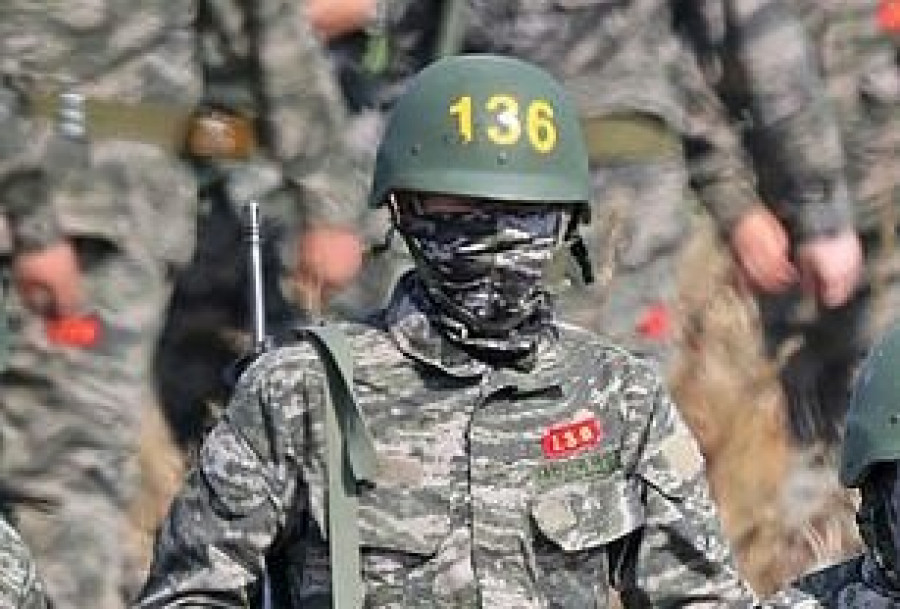 Sosok Son Heung-min dengan pakaian tentara saat mengikuti wajib militer di negaranya. (dailymail)