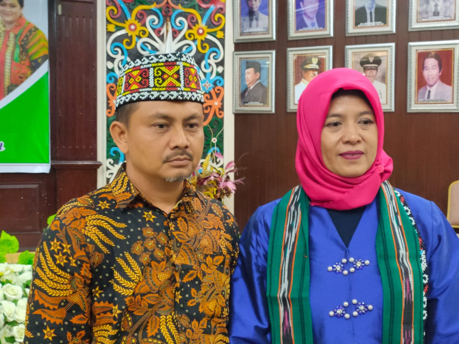 Mudo Mulyanto (kiri) dan Salis Farida Fitriani berfoto bersama seusai acara Pisah Sambut Kepala Lembaga Pembinaan Khusus Anak Klas IIA Samarinda, Senin (20/1/2020) malam. (Foto:Reza Fahlevi/Korankaltimcom)