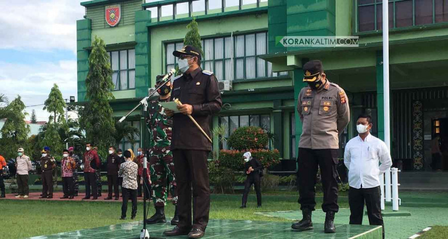 Basri Rase Walikota Bontang pimpin langsung upacara Apel Gelar Pasukan dalam rangka pengetatan PPKM mikro dalam wilayah Kota Bontang (Foto : iwan/Korankaltim.com