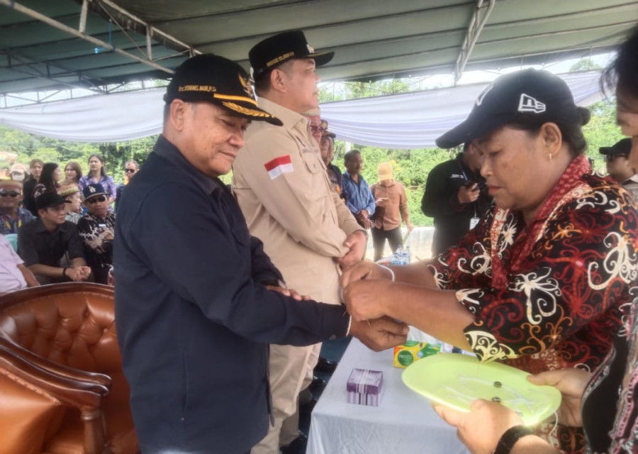 Wakil Bupati Mahulu, Yohanes Avun saat dipasangkan gelang dalam sebuah acara ritual di Mahulu oleh staff adat. (Foto: Julika Hengin/Korankaltim.com)