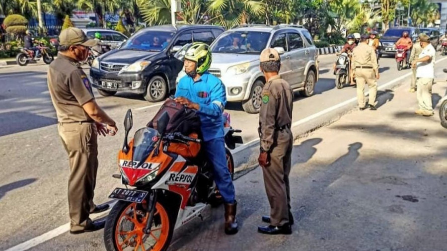 Masyarakat yang terjaring tahapan sosialisasi Satpol PP Kaltim terkait Pergub 43 Tahun 2020 (foto:Istimewa/Humas Pemprov Kaltim)