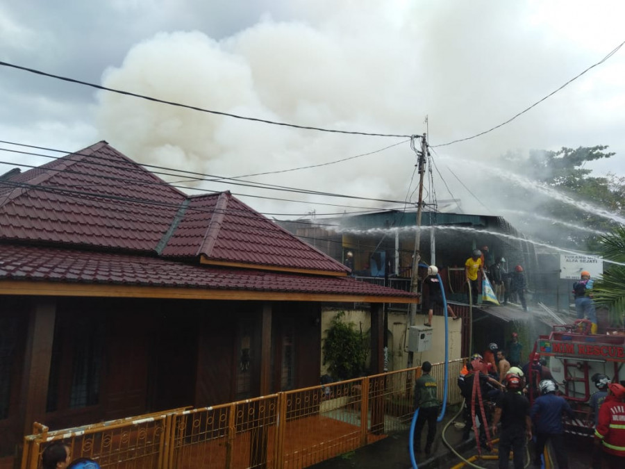Petugas yang tengah melakukan upaya pemadaman api di Jalan Abdul Mutalib Kelurahan Sungai Pinang Luar Kecematan Samarinda Kota Sabtu (2/4/2022) tadi.(Foto:Nancy/korankaltim.com)