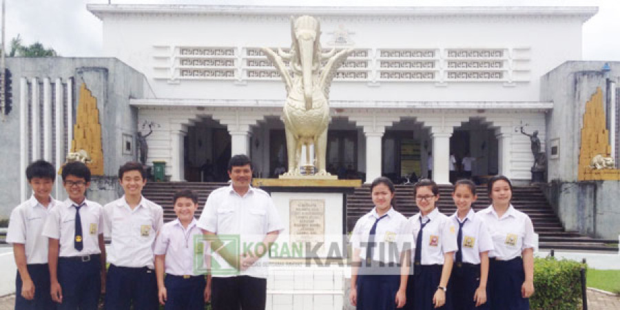 KUNJUNGI MUSEUM: Sejumlah siswa SMP Nasional Tiga Bahasa Samarinda mengunjungi Museum Mulawarman di Tenggarong untuk study tour. Kunjungan ini dimaksudkan untuk memberikan pengalaman lebih luas bagi siswa mengenai sejarah. (Foto: korankaltim.com)