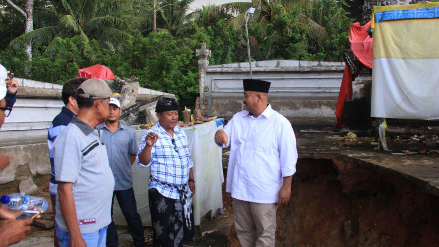 Bupati Kukar Edi Damansyah saat mengecek kondisi Pure Prajapati, Desa Kertabuana, Tenggarong Seberang