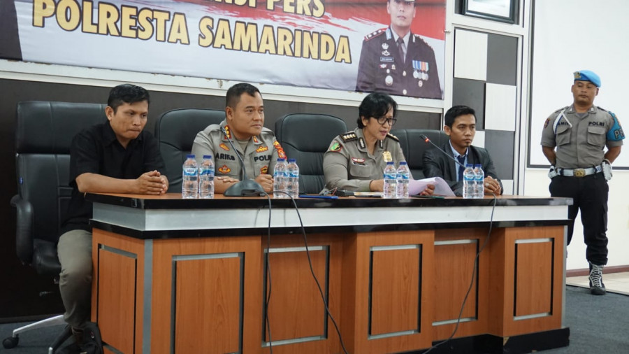 Doktet SPF (spesialis forensik) Kombes Pol Sumy Hastry Purwanti (kedua kanan) saat memberikan penjelasan terkait hasil dari autopsi balita Ahmad Yusuf Gozali (4) Kamis (27/2/2020) hari ini. (Foto: Nancy/korankaltim.com)