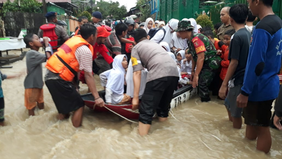 Arus banjir yang deras mengakibatkan ratusan murid SDN 007 Jalan Damai Samarinda Ilir terpaksa harus di evakuasi dan proses belajar mengajar. ( Foto: Fairus/korankaltimcom)